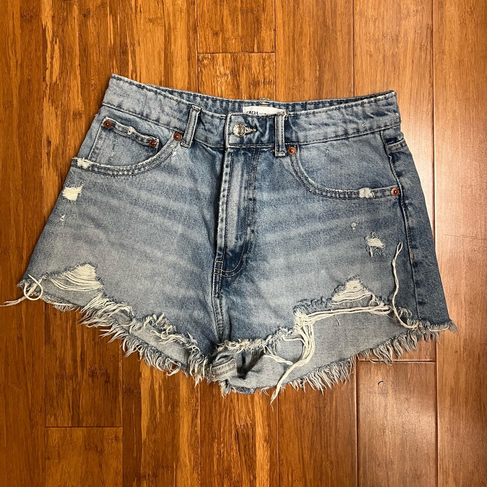 Zara medium wash shorts size 6